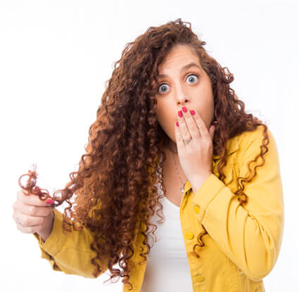 מתולתלות! עשו את 5 הפעולות הבאות על מנת למנוע את שבירת השיער