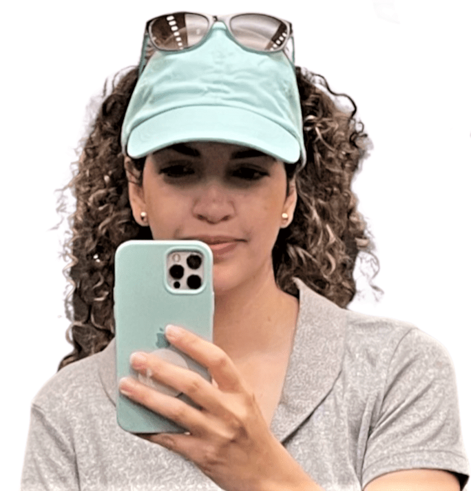 אוריין פז עם כובע לתלתלים בצבע מנטה
